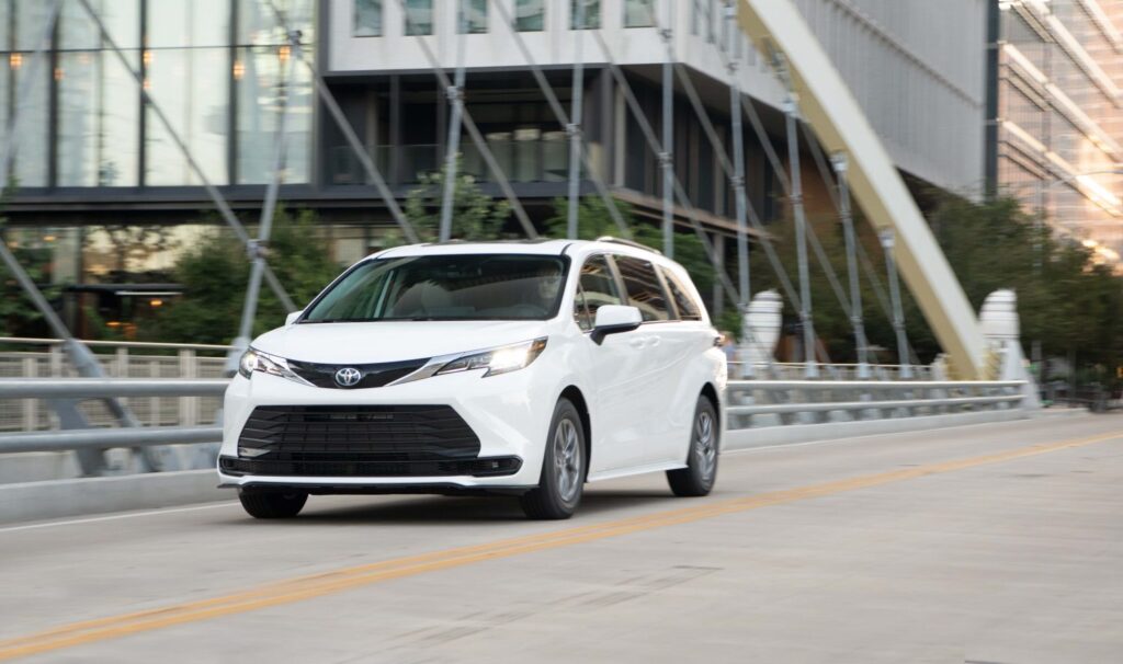 Toyota Sienna LE in Super White
