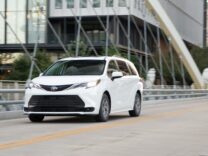 Toyota Sienna LE in Super White