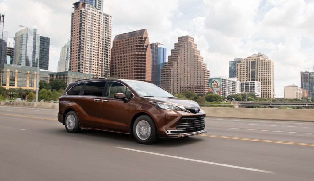 2024 Toyota Sienna XLE AWD in Sunset Bronze Mica