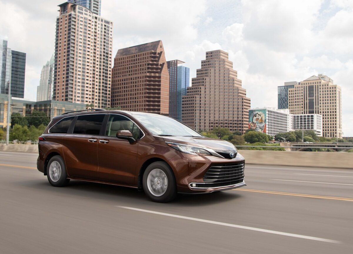 2024 Toyota Sienna XLE AWD in Sunset Bronze Mica