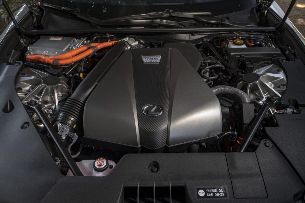 Lexus LC 500h hybrid V6 engine bay