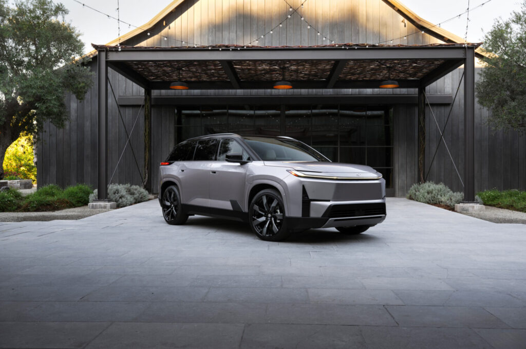 2028 Toyota Highlander Limited with a two-tone black roof