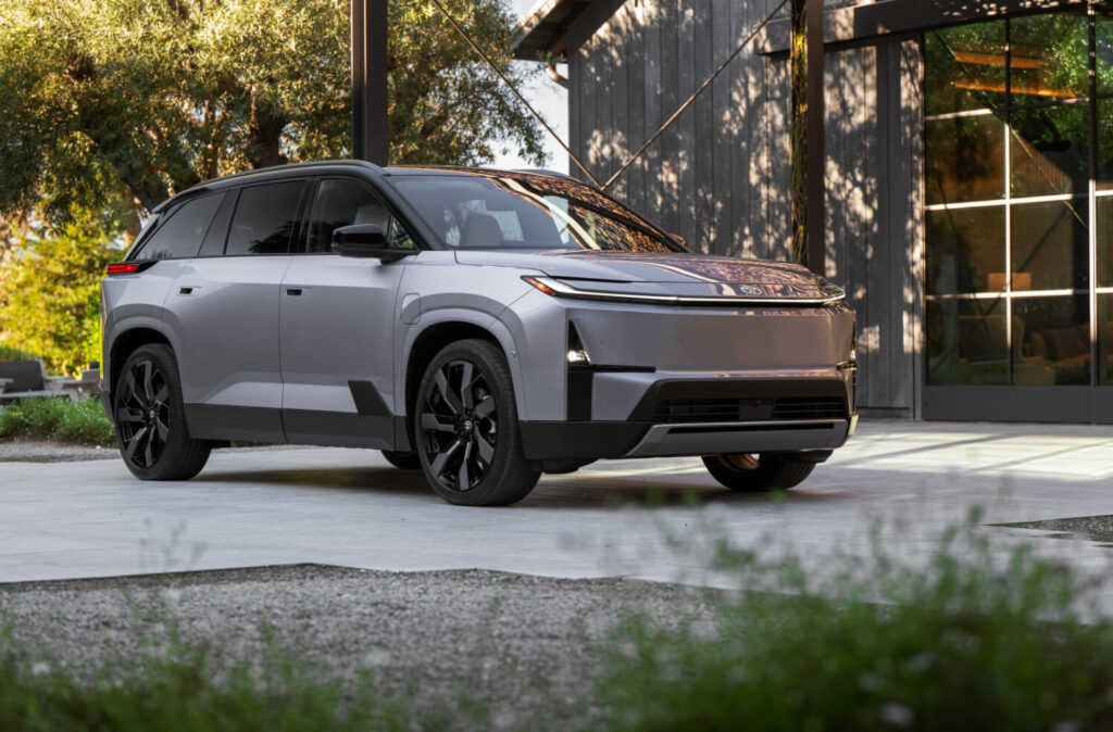 2028 Toyota Highlander Limited front three-quarter view